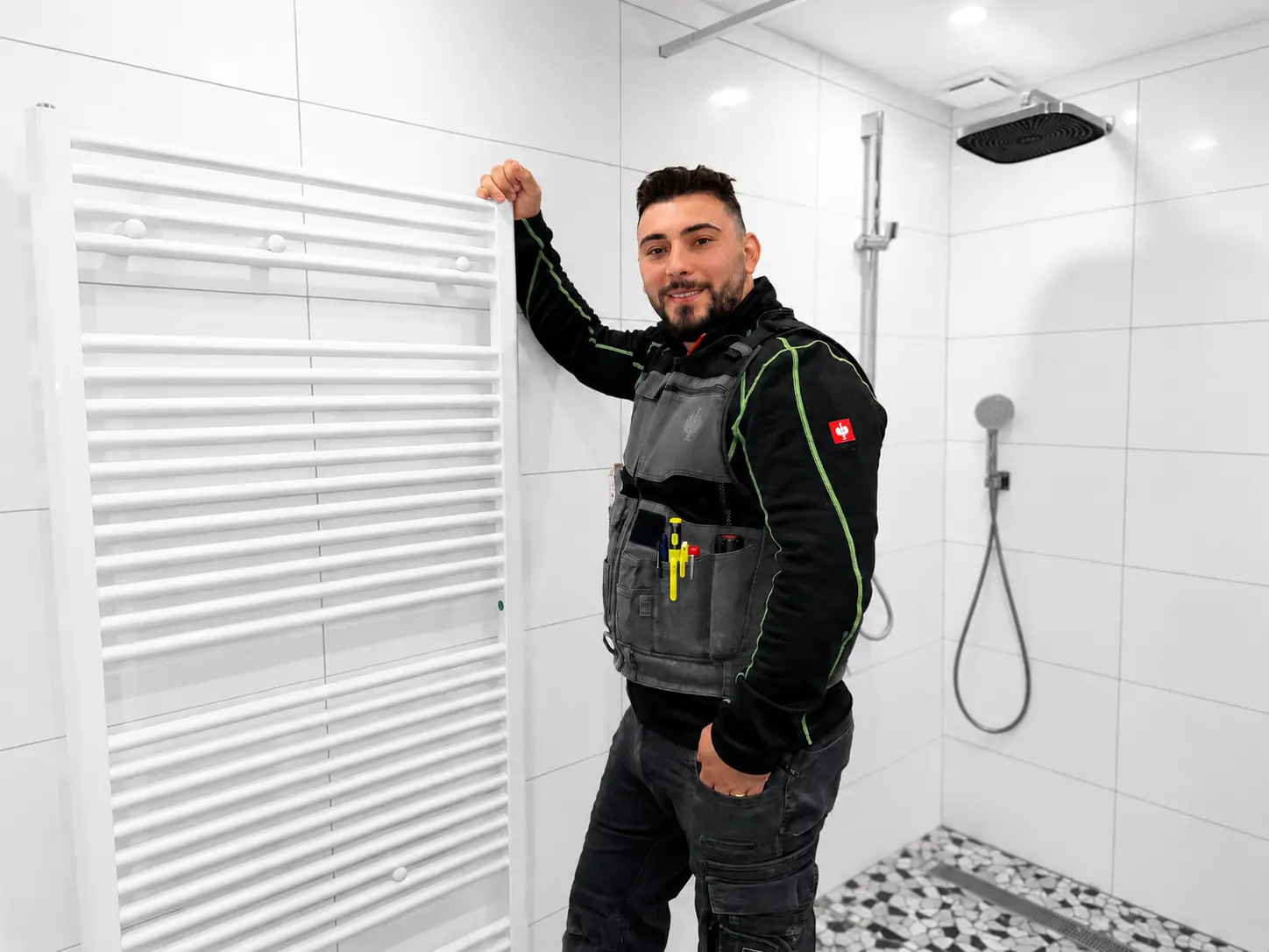 Herr Cambiano im sanierten Badezimmer